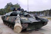 В Черниговской области проходят испытания модернизированного танка Т-72 (фото)