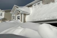 Замело входы в дома и автомобили: на восток Канады обрушился рекордный снегопад (фото)