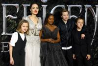 Анджелина Джоли познакомила дочерей с молодым бойфрендом: фото