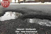 На дороге под Киевом положенный в мокрую погоду асфальт продержался 55 дней (фото)