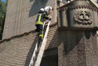 В Запорожье спасателям пришлось снимать подростка с крыши пристройки