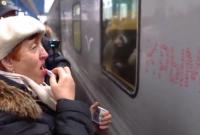 Сеть высмеяла пенсионерку, которая "обцеловала" поезд Путина (видео)