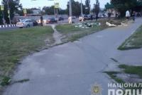 В Харькове женщина наехала на пешеходов и сбила агитационную палатку