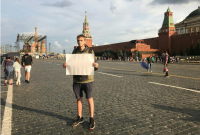 В Москве задержали мужчину с пустым плакатом — сеть взорвалась фотожабами