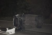 В Киеве такси с пассажиркой перевернулись на крышу