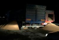 В Україні перевантажені фури повисипали зерно на дорогу