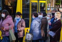 "Змейка для тетриса": в соцсетях показали фото новых очередей на транспорт в Киеве