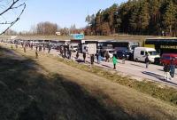 Повертаються: з’явилися фото великих черг українських заробітчан на польському кордоні
