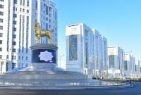 Президент Туркменістану встановив у столиці позолочену статую алабая